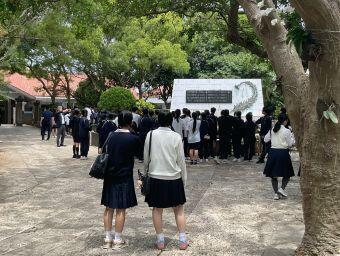 ひめゆりの塔 ひめゆり資料館の前でガイドさんの話を聞いています