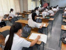 ３年生オンライン国際交流の様子
