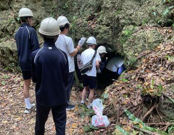 ガマ入壕 沖縄県内のガマを見学する様子です