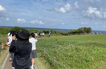 万座毛 青空の下で散策
