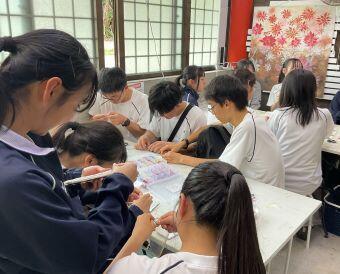 琉球村アクセサリー作り 琉球村での制作活動の様子です