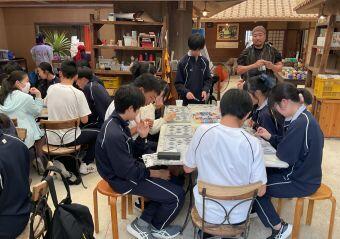 琉球村ブレスレット作り 琉球村での制作活動の様子です
